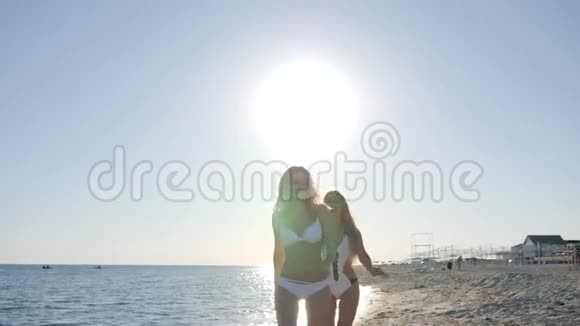 快乐的女朋友在海边欢笑有运动的女孩视频的预览图