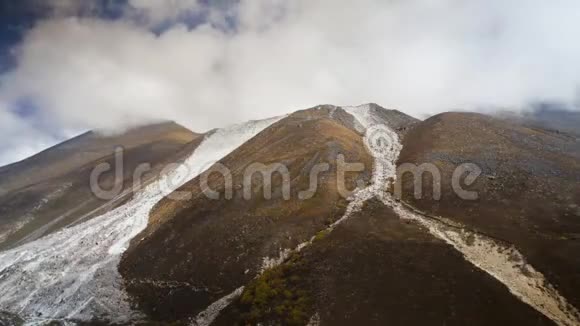 云层正在尼泊尔的山顶上移动安德列夫视频的预览图