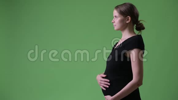 绿色背景下年轻美丽的怀孕女商人的形象视频的预览图