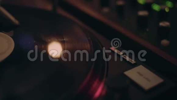 专业DJ或唱片总监混合音乐视频的预览图