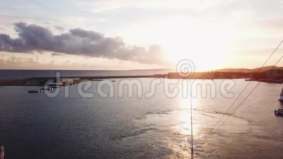 在海上日落时从游艇上看到的景色库存美丽的戏剧性日落在海上梦想成真视频的预览图