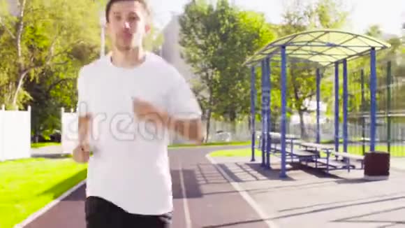 在体育场跑步的人视频的预览图