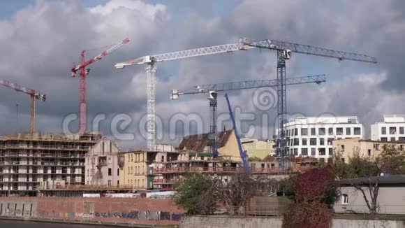 许多高塔起重机致力于新建筑的建设视频的预览图