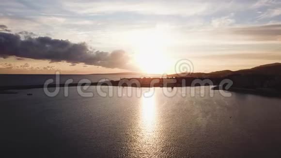 美丽的蓝天背景与日落库存海上日落的俯视图海边的落日视频的预览图