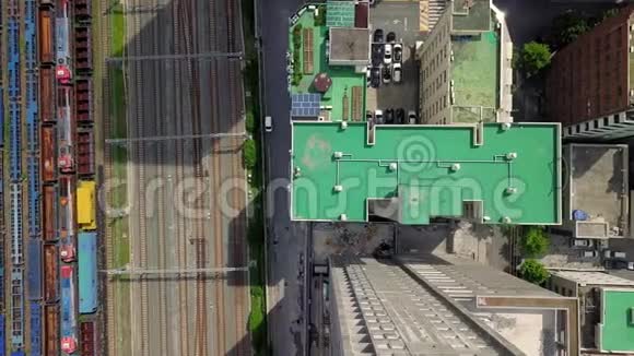 从高空俯视城市景色城市建筑视频的预览图