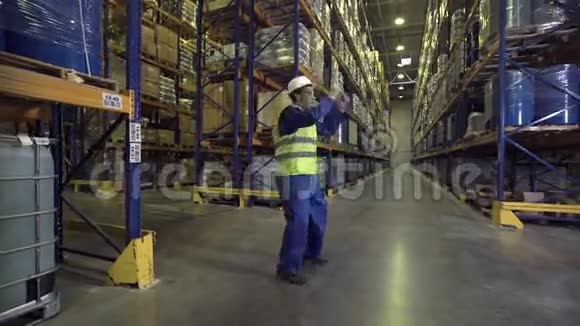 工人在仓库的货架之间跳舞视频的预览图