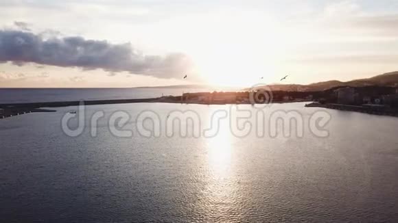 美丽的蓝天背景与日落库存海上日落的俯视图海边的落日视频的预览图