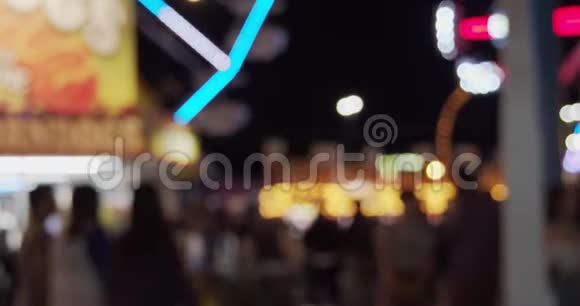 在夜间狂欢集市离焦镜头视频的预览图