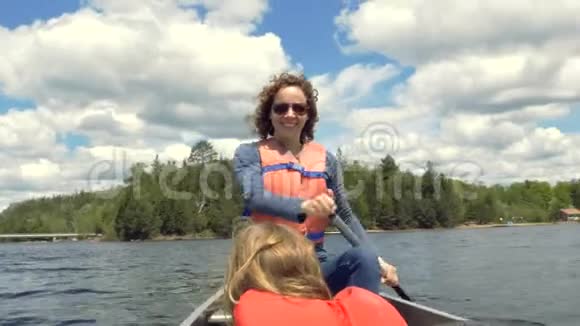 女子驾驶一艘船与一个儿童坐在前面2视频的预览图
