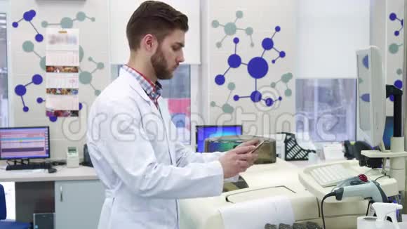 人在实验室从电脑到平板电脑输入信息视频的预览图