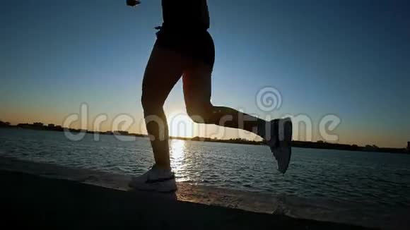 在海滨跑步的运动青年女子视频的预览图