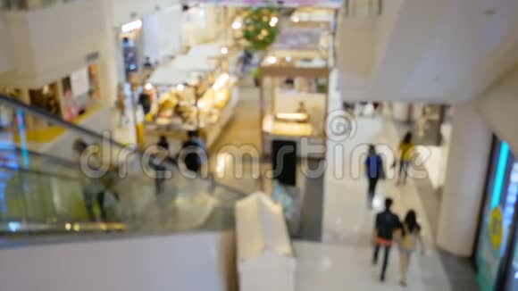 在购物中心移动的人的背景模糊的抽象云视频的预览图