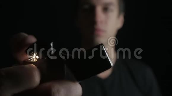 在黑色背景下关闭人的开口和烧铁Zippo打火机视频的预览图