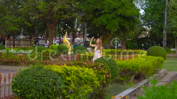 泰国普吉岛WatChalong寺庙的年轻女子视频的预览图