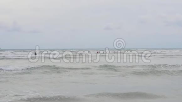 泰国敖南2018年7月22日假期天气不好海洋里的人视频的预览图
