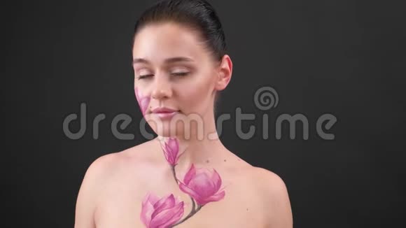 身体艺术脸上涂着玉兰花的女人肋骨视频的预览图