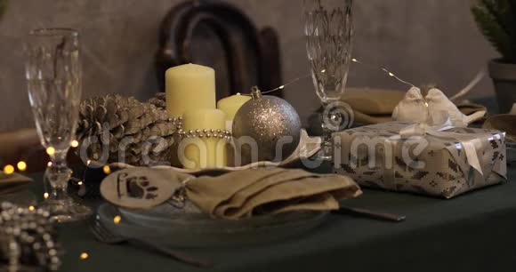 2019年新年新年蜡烛和烛台透明瓶子浅色背景新年心情圣诞树视频的预览图