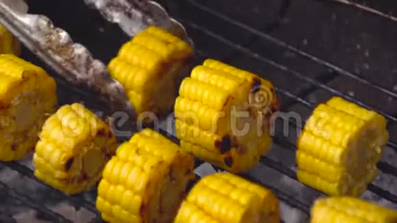 烤玉米蔬菜烤玉米上热炉玉米切成小块玉米是用煤烤的视频的预览图