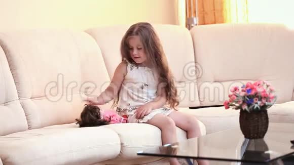 小女孩玩娃娃视频的预览图