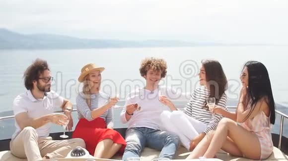 快乐的朋友碰杯香槟乘游艇航行视频的预览图