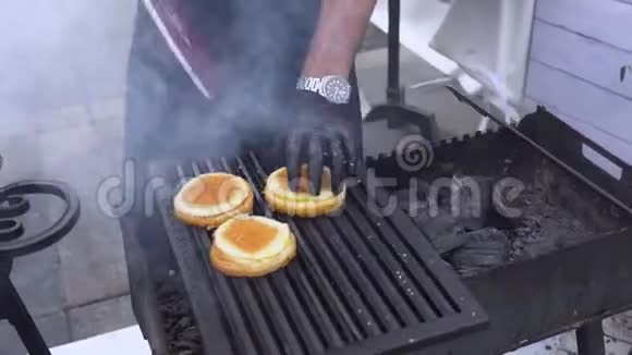 做汉堡的人厨师在形式和手套烹饪三明治夏日野餐带手套烤面包的厨师视频的预览图