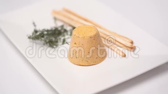在一个白色的盘子里有一盘里奥塔干酪视频的预览图