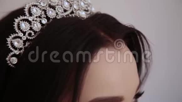 很漂亮的女孩化妆结婚纪念日视频的预览图