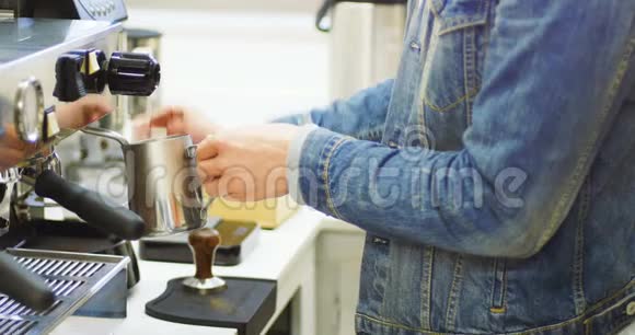男人在厨房里煮咖啡的中间部分视频的预览图