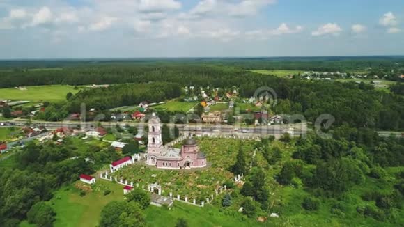 俄罗斯寺庙附近墓地的鸟瞰图视频的预览图