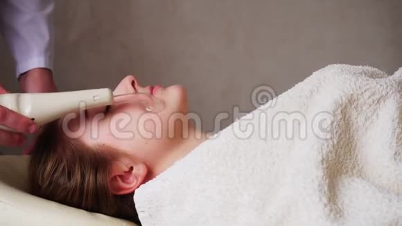 男性美容医生做美容手术特别适应女性客户她躺在医生的沙发上视频的预览图