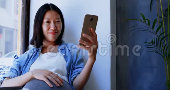 办公室使用手机的孕妇视频的预览图