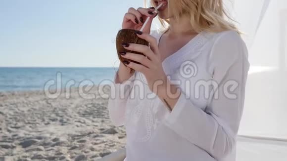 女孩们在电话上拍照自拍女朋友喝鸡尾酒在海滩上见女朋友视频的预览图