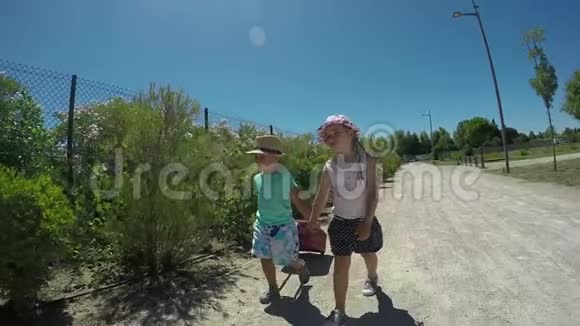 小女孩和小男孩牵着手上路吧视频的预览图