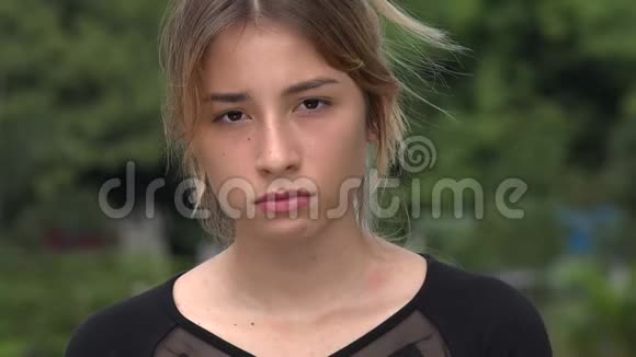 严肃或悲伤的西班牙少女视频的预览图