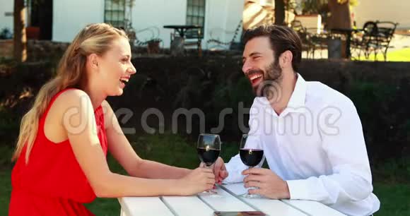 情侣在喝4k酒的时候用手机自拍视频的预览图