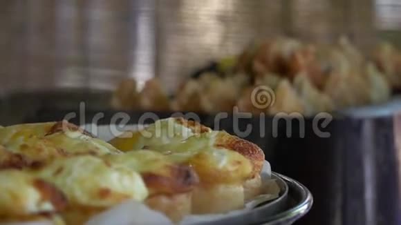 在首尔街出售热蛋面包亚洲菜中的传统松饼视频的预览图