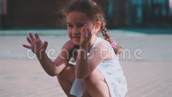 一个小卷发女孩嘲笑小海壳玩它一个迷人的女孩和她一起旅行视频的预览图