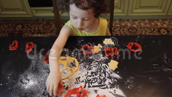 小可爱的女孩做肉桂姜饼饼干圣诞节和2019年新年的概念红色塑料造型黄色礼服视频的预览图