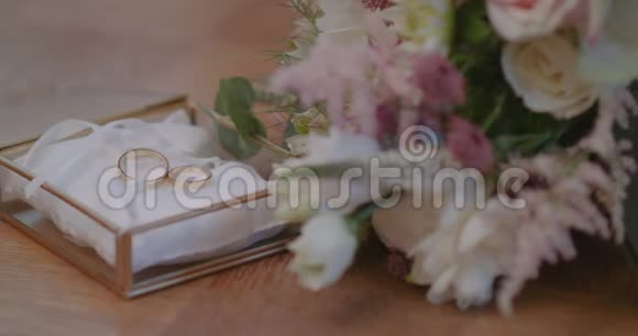 婚礼戒指在装饰盒与流背景视频的预览图