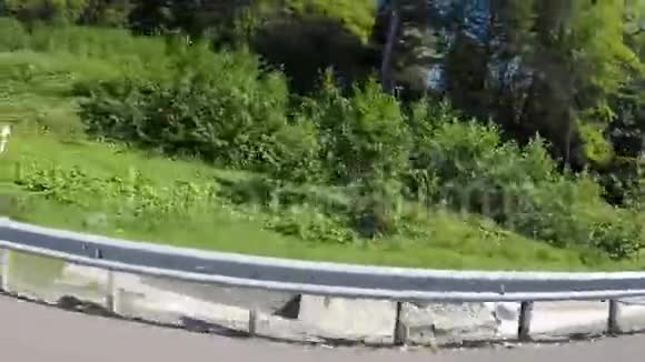 干净的乡村道路场景通往南国索契市海滩度假村的Tidy沥青路视频的预览图