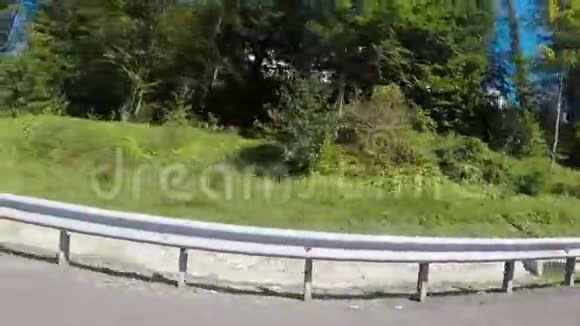 干净的乡村道路场景通往南国索契市海滩度假村的Tidy沥青路视频的预览图