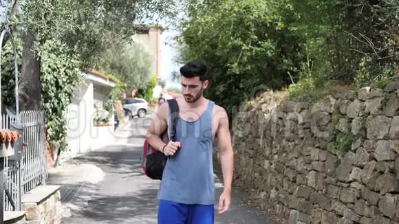 在乡村公路上徒步旅行的帅哥视频的预览图