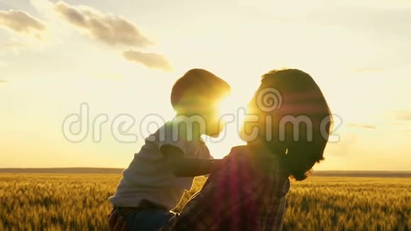 母亲和孩子拥抱并嘲笑日落视频的预览图