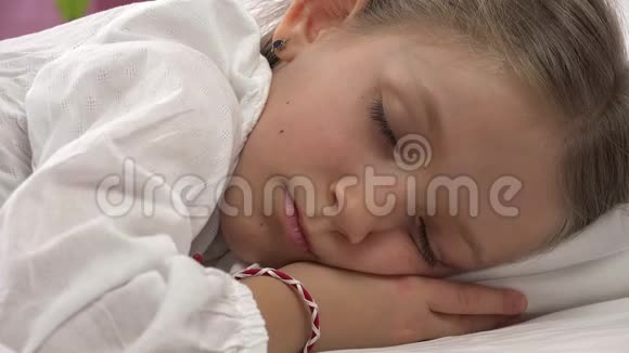 4K睡童脸在床上悲伤女孩肖像休息在卧室在家视频的预览图