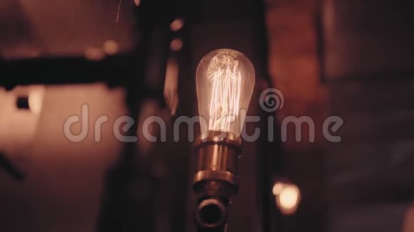 男性手开关电器继电器复古花环工业灯泡阁楼风格的复古照明照明装饰视频的预览图