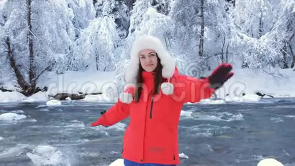 快乐的女人在一条山河附近的冬季景观享受户外是快乐的视频的预览图