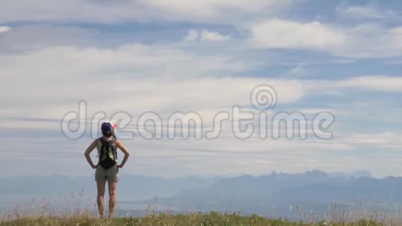 在山顶上孤独的女徒步旅行者视频的预览图
