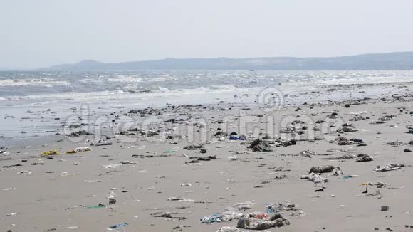 在海滩上拍塑料垃圾和垃圾静态射击视频的预览图