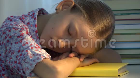 睡在办公桌前的孩子疲惫的眼睛女孩的肖像阅读学习4K视频的预览图