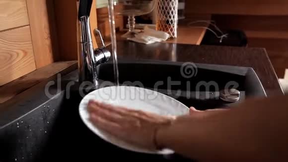 小女孩在厨房洗碗清洁住房视频的预览图
